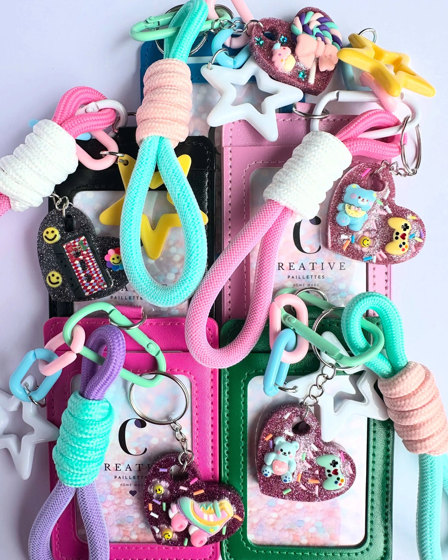Portes-cartes artisanaux en résine avec breloque et bijoux