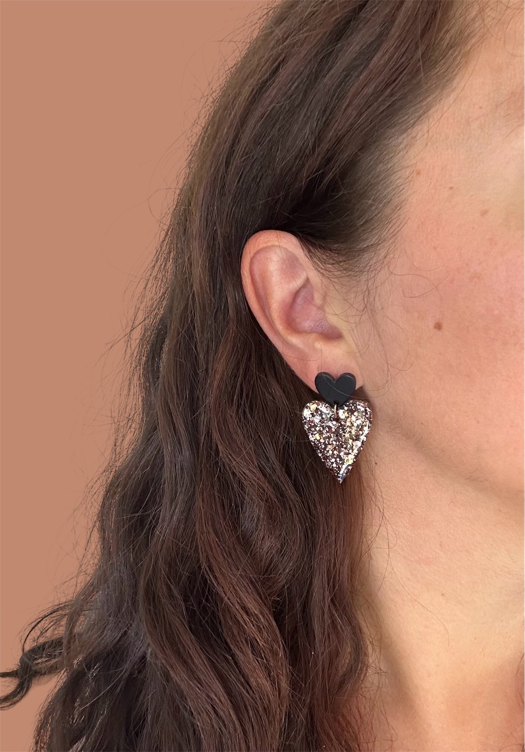 Boucles d'oreilles double cœur Noa avec paillettes marron reflets dorés