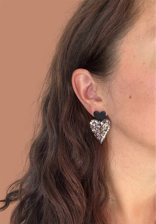 Boucles d'oreilles double cœur Noa avec paillettes marron reflets dorés